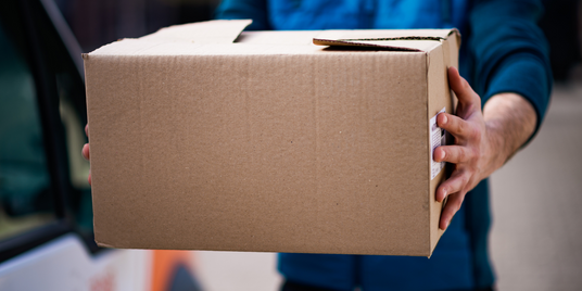 Paket wird für einfache Rückgabe oder Versand übergeben