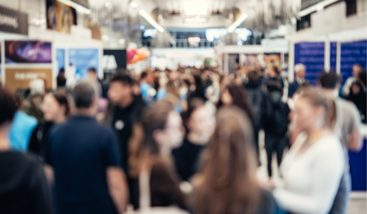 Volle Messehalle mit Besuchern bei SHK Fachmesse