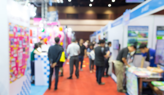 Messegang mit Ausstellern und Besuchern auf Fachmesse