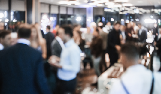 Networking Veranstaltung mit vielen Gästen und Gesprächen