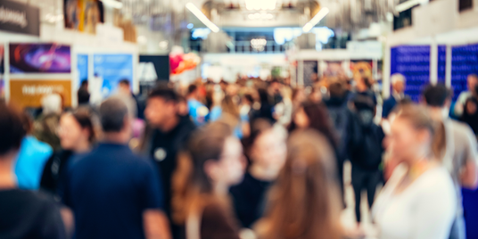 Besucher auf einer Fachmesse für SHK und Gebäudetechnik
