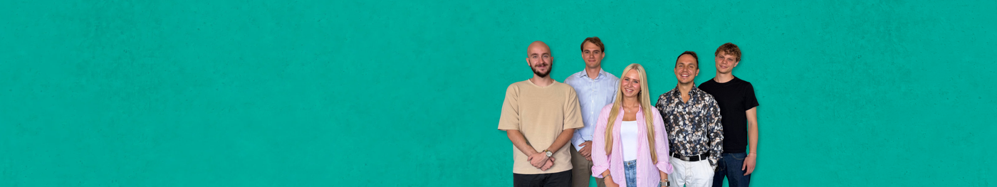pikster Team vor grünem und orangem Hintergrund