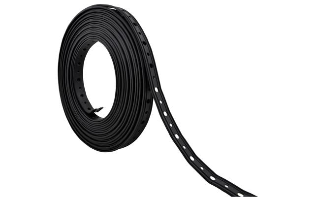 Montageband aus kunststoffummanteltem sendzimirverzinktem Stahl mit gleichmäßigen Lochbild befestigt Rohre und Luftkanäle, als 10-Meter-Rolle ohne Verpackung, Blechbandbreite 19, -stärke 3 Millimeter, Lochdurchmesser 6,5 und 4,5 Millimeter im Wechsel.
