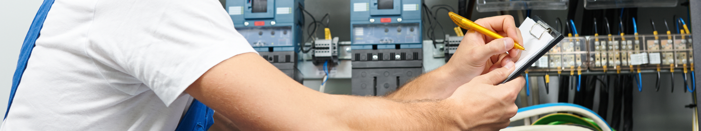 Elektriker prüft Sicherungskasten und Elektroinstallation