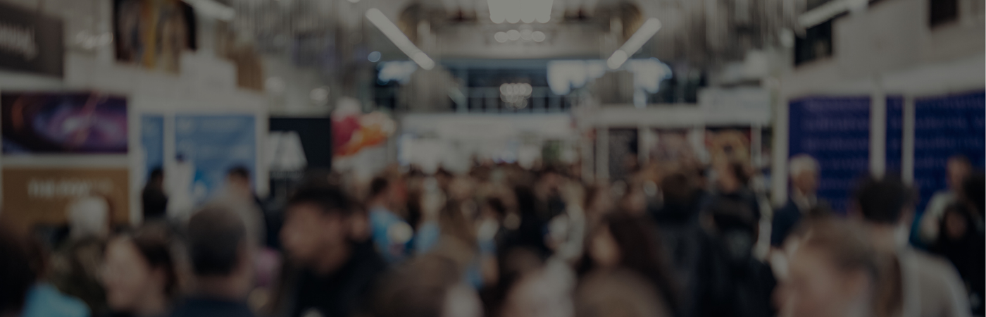 Fachmesse mit Besuchern als Startbanner für SHK Messethemen