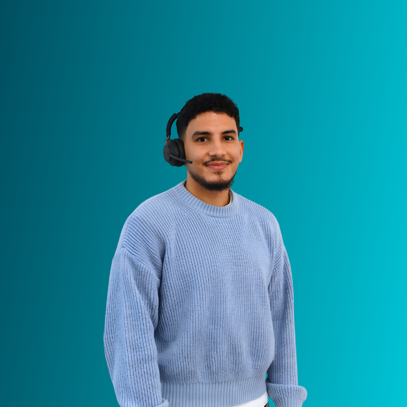 pikster Kundenservice Teammitglied mit Headset vor grünem Hintergrund
