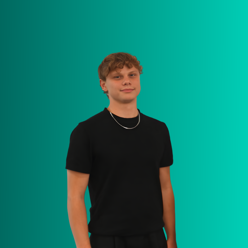 pikster Teammitglied im schwarzen Shirt vor grünem Hintergrund
