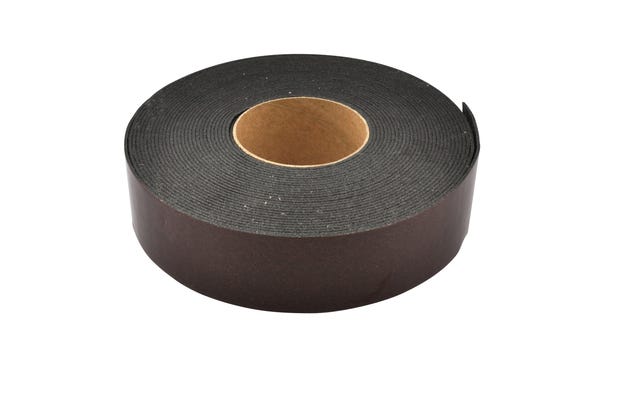 Pacifyre® IWM III Brandschutzbandage in 50 Millimeter Breite schottet ohne Werkzeug oder Bohren un- und gedämmte brennbare Rohre und Mehrschichtverbundrohre an Massiv-, leichten Trennwänden und Decken in R90-Qualität ab, flexibel von der 12,5-Meter-Rolle.