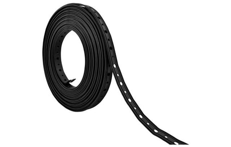 Montageband aus kunststoffummanteltem sendzimirverzinktem Stahl mit gleichmäßigen Lochbild befestigt Rohre und Luftkanäle, als 10-Meter-Rolle ohne Verpackung, Blechbandbreite 19, -stärke 3 Millimeter, Lochdurchmesser 6,5 und 4,5 Millimeter im Wechsel.