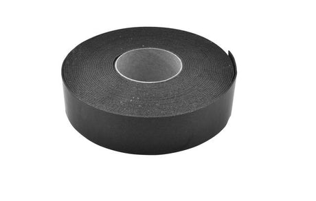 Pacifyre® IWM III Brandschutzbandage in 50 Millimeter Breite schottet ohne Werkzeug oder Bohren un- und gedämmte brennbare Rohre und Mehrschichtverbundrohre an Massiv-, leichten Trennwänden und Decken in R90-Qualität ab, flexibel von der 12,5-Meter-Rolle.